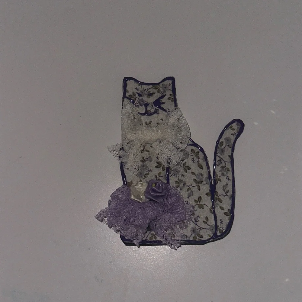 Handmade Magnet Floral Lace Cat Decor with Purple Accents
